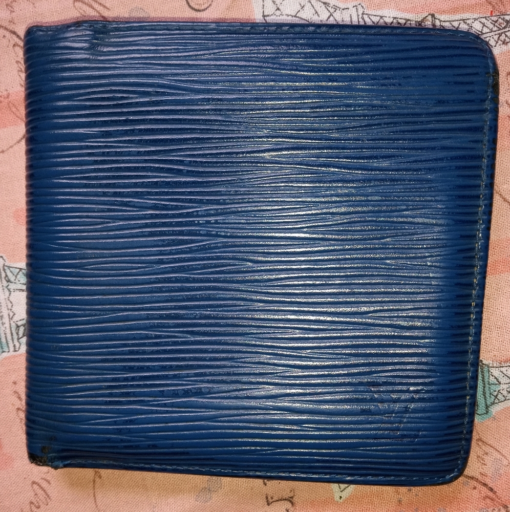 Louis Vuitton epi bifold